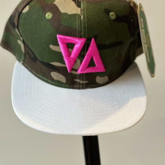 Limited Edition Thick as Thieves Signature Logo SnapBack Cap- Camo/White/Pink - Picture 4 of 6